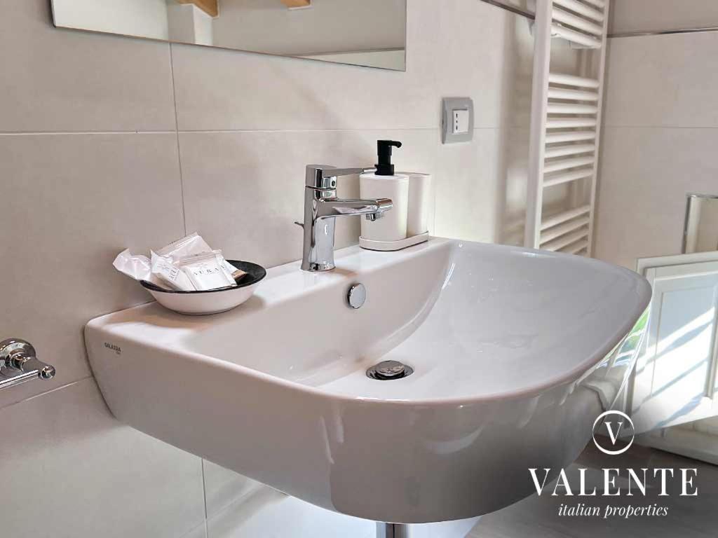 Valente - *